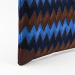 Pochette marrone e blu in seta con stampa geometrica