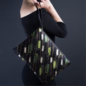 Pochette marrone in seta con stampa fantasia