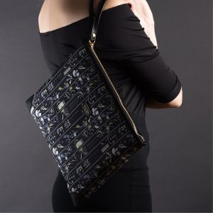 Pochette nera in seta con stampa naif