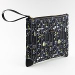 Pochette nera in seta con stampa naif