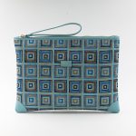 Pochette verde acqua in seta con stampa geometrica