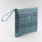 Pochette verde acqua in seta con stampa geometrica