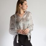 Camicia in seta Jasmine Bianca e Marrone indossata