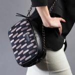 Borsa in seta e pelle con stampa geometrica