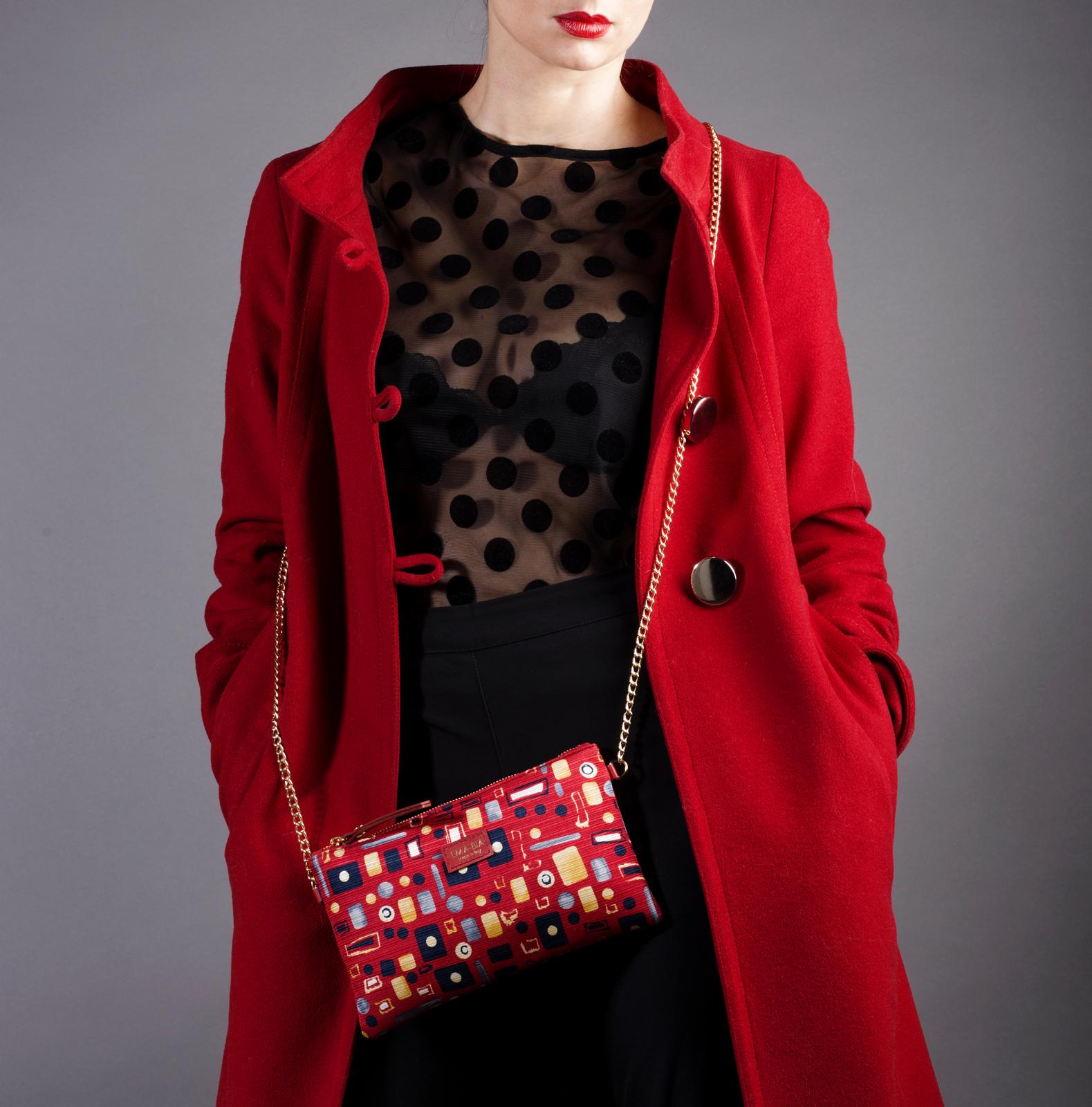 Pochette in seta rossa EMA-BIA con dettagli oro ideale per Natale